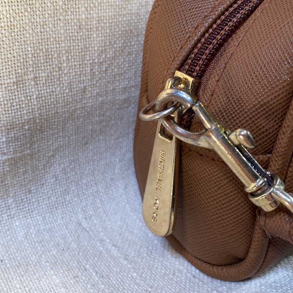 Michael Kors wristlet or cosmetic 💝 - Picture 3 of 6